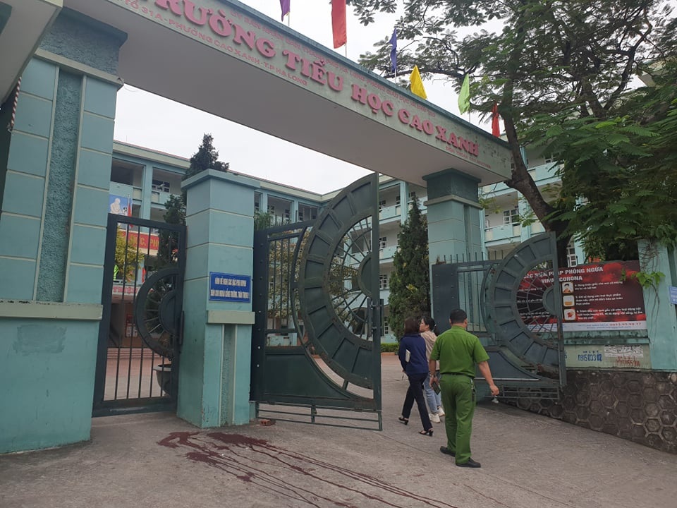 Mâu thuẫn lúc chở con đi học, người đàn ông bị đâm gục trước cổng trường - 1 Mâu thuẫn lúc chở con đi học, người đàn ông bị đâm gục trước cổng trường - 1