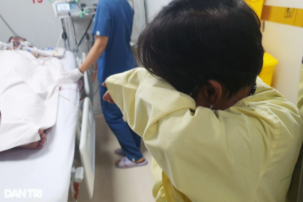 Mẹ già bán vé số ứa nước mắt chờ con tỉnh lại: Về nhà với má, Lộc ơi - 1 Mẹ già bán vé số ứa nước mắt chờ con tỉnh lại: Về nhà với má, Lộc ơi - 1