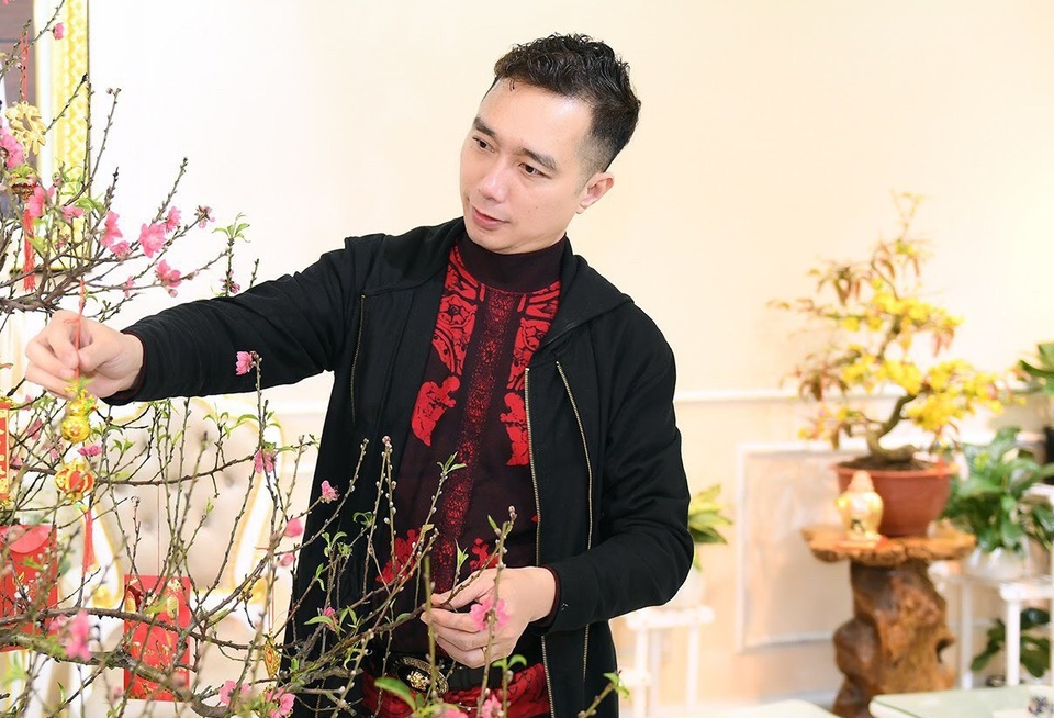 NTK Đỗ Trịnh Hoài Nam tự tay vào bếp, trang trí nhà cửa đón Tết - 3 NTK Đỗ Trịnh Hoài Nam tự tay vào bếp, trang trí nhà cửa đón Tết - 3