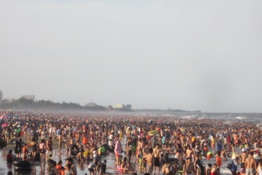 “Nghẹt thở” ở bãi biển Sầm Sơn