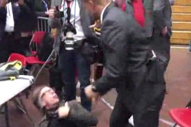 Mật vụ Mỹ "bóp cổ" phóng viên ảnh trong cuộc vận động của Donald Trump