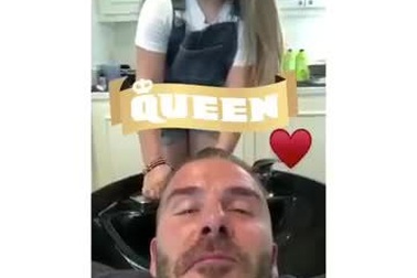 Clip Harper gội đầu cho bố