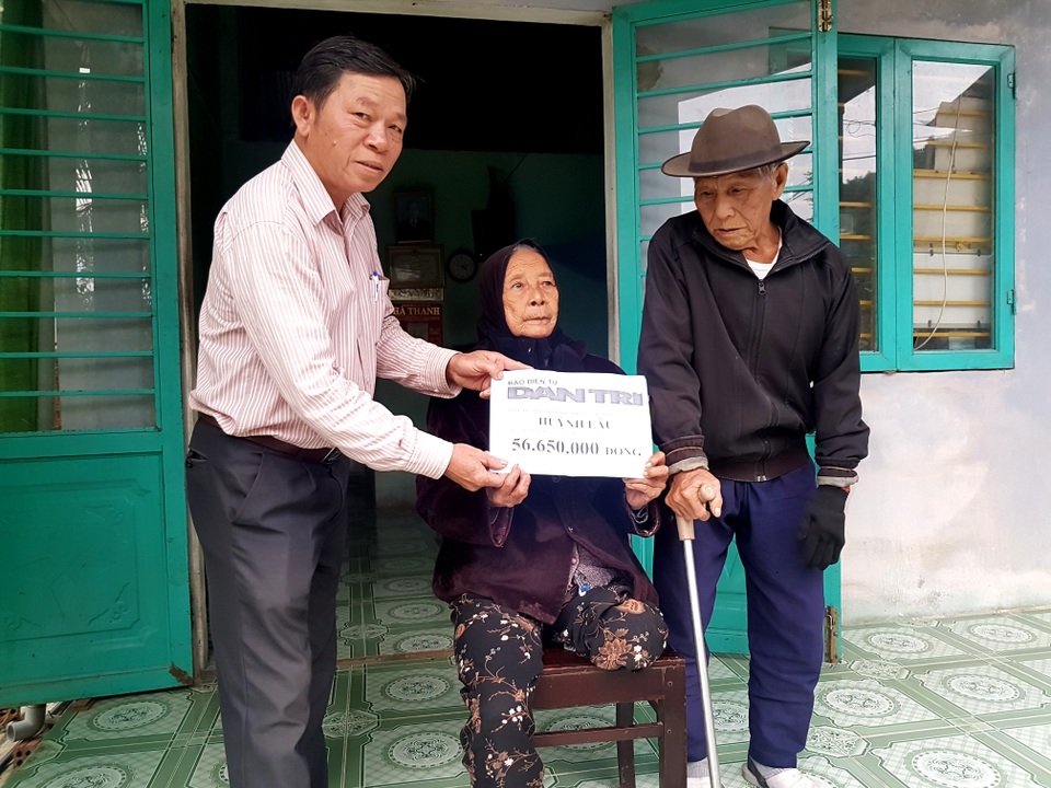 Bạn đọc giúp đỡ hơn 56 triệu đồng cho hai cụ sống cơ cực trong đói nghèo - 2 Bạn đọc giúp đỡ hơn 56 triệu đồng cho hai cụ sống cơ cực trong đói nghèo - 2