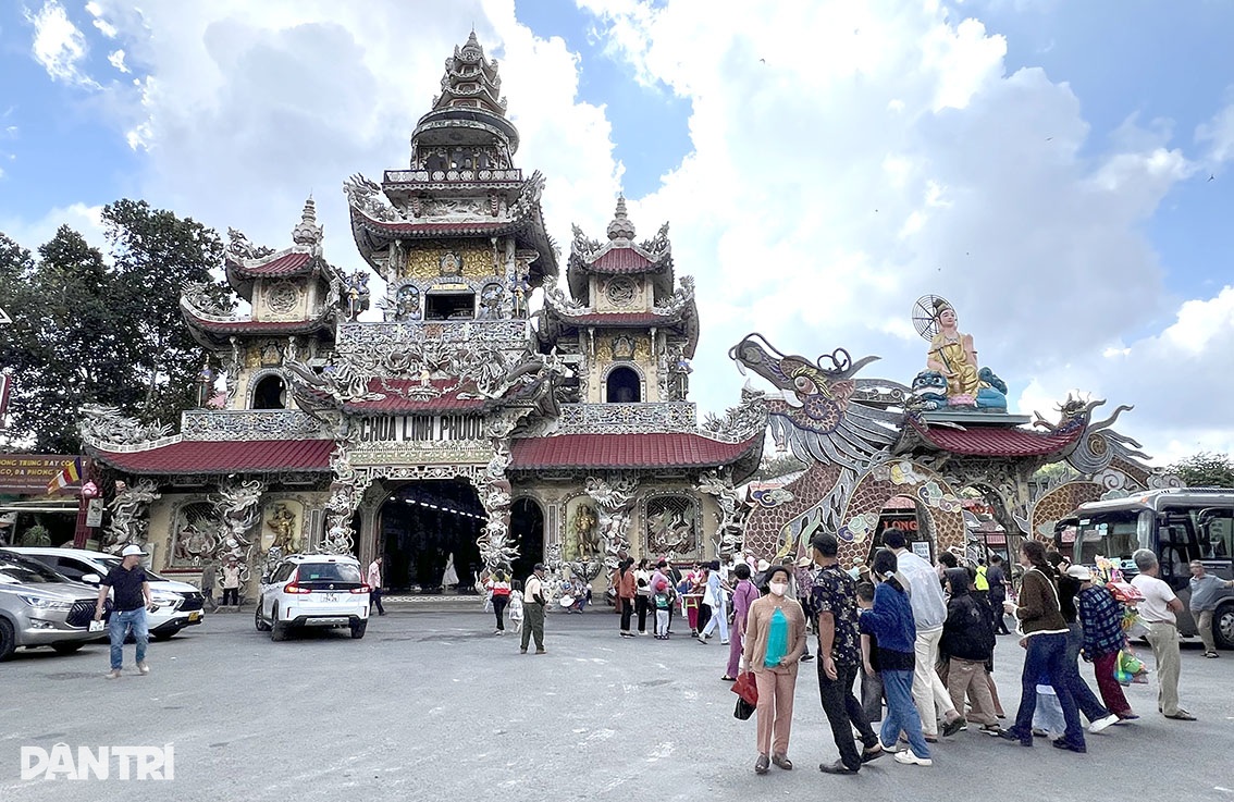 View - Choáng ngợp với không gian ngôi chùa kỳ lạ bậc nhất ở Đà Lạt | Báo Dân trí