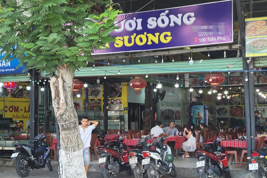 Xử phạt quán hải sản ở Nha Trang bị khách tố món ăn tệ, giá rất cao - 1