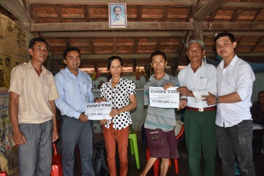 Trao hơn 35 triệu đồng đến người phụ nữ gồng mình nuôi gia đình bệnh tật