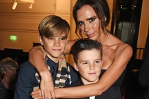 Victoria Beckham tự hào đưa hai con trai cưng dự tiệc