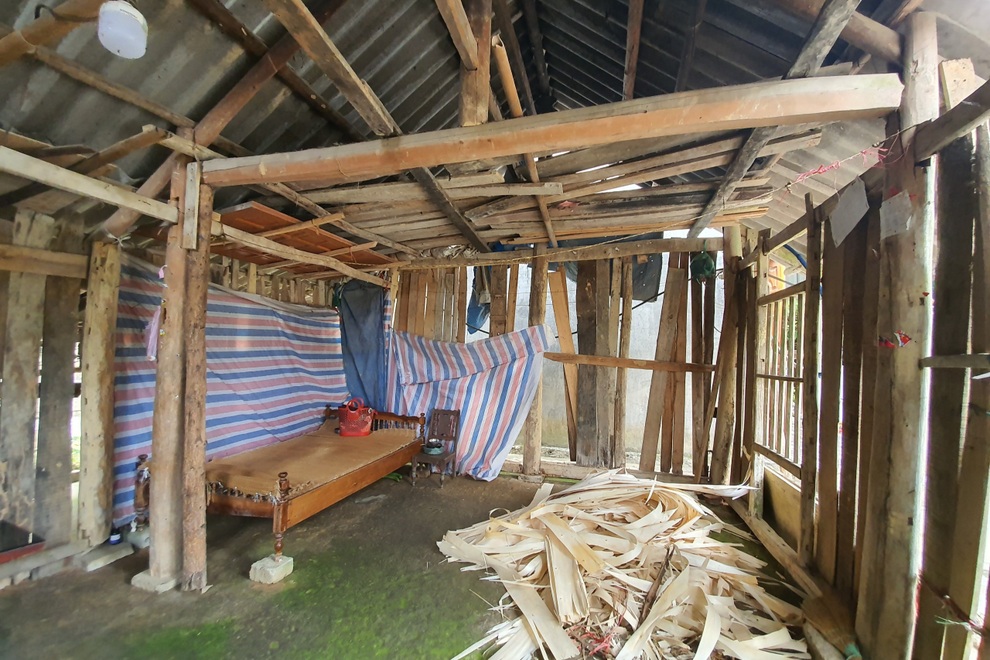 3 bố con khờ chới với trong ngôi nhà tốc mái sau trận dông lốc - 3 3 bố con khờ chới với trong ngôi nhà tốc mái sau trận dông lốc - 3