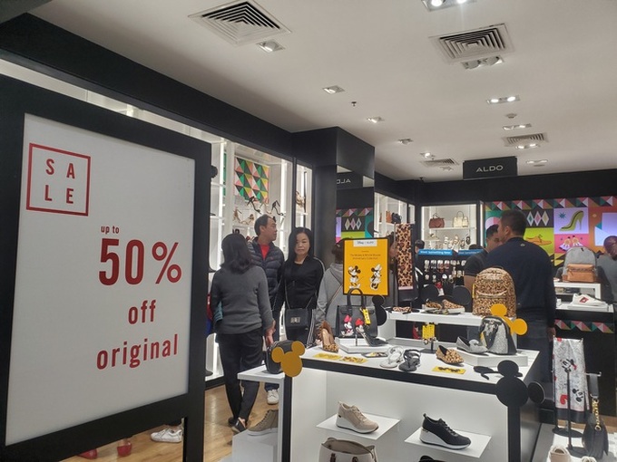 Khách Hà Nội rồng rắn xếp hàng chờ vận may trúng Vinfast Lux trong ngày Black Friday - Ảnh 9. Khách Hà Nội rồng rắn xếp hàng chờ vận may trúng Vinfast Lux trong ngày Black Friday - Ảnh 9.