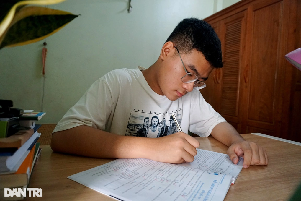 Á khoa khối B toàn quốc thích nghe nhạc khi học bài, không thức khuya - 4 Á khoa khối B toàn quốc thích nghe nhạc khi học bài, không thức khuya - 4