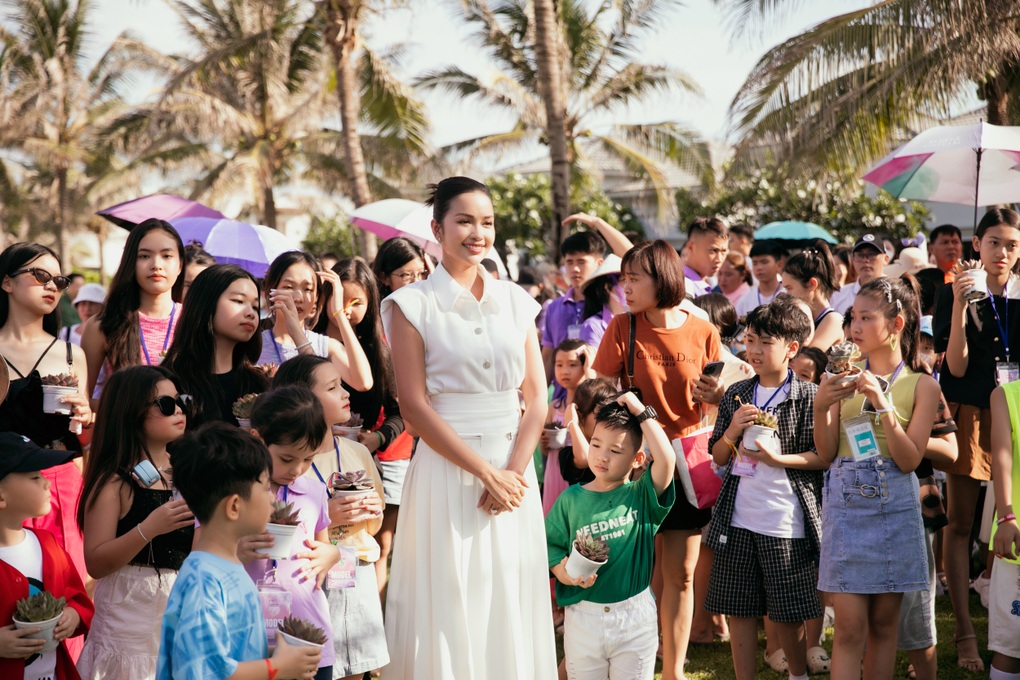 Khoảnh khắc con trai Đàm Vĩnh Hưng đòi bố bế khi đang catwalk gây chú ý - 3 Khoảnh khắc con trai Đàm Vĩnh Hưng đòi bố bế khi đang catwalk gây chú ý - 3