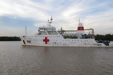 Tàu Bệnh viện đưa thi thể quân nhân máy bay CASA về cảng