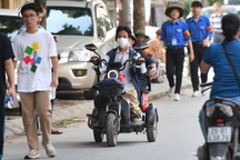 Hai cha con xương thủy tinh đưa nhau đi thi tốt nghiệp THPT