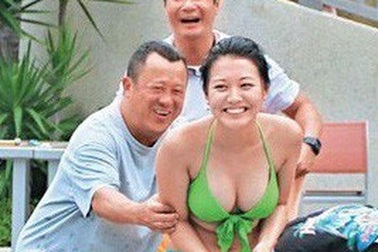 Dính cáo buộc cưỡng dâm, Tăng Chí Vỹ mất trắng, lầm lũi bưng bê ở tuổi 65