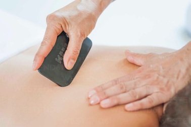 Xông hơi, cạo gió có giúp F0 nhanh âm tính?