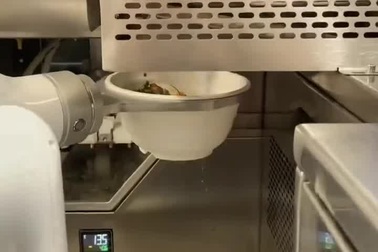 Tiệm mỳ không ai đứng nấu thiếu cả người phục vụ, khách vẫn đông ùn ùn