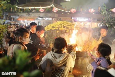 Người TPHCM đi nhiều chùa trong đêm giao thừa để cầu may mắn