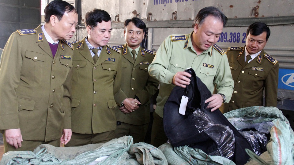 Đánh úp thủ phủ hàng nhái ở Hà Nội, thu giữ cả núi đồ hiệu dởm - 5 Đánh úp thủ phủ hàng nhái ở Hà Nội, thu giữ cả núi đồ hiệu dởm - 5