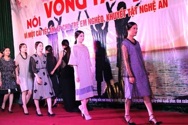 Biểu diễn thời trang "Xuân yêu thương" mang Tết ấm đến với trẻ em nghèo 