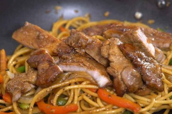 Bận rộn đi làm về trễ thì cứ làm chảo mì xào là vừa ngon vừa đủ chất cho bữa tối - Ảnh 6. Bận rộn đi làm về trễ thì cứ làm chảo mì xào là vừa ngon vừa đủ chất cho bữa tối - Ảnh 6.