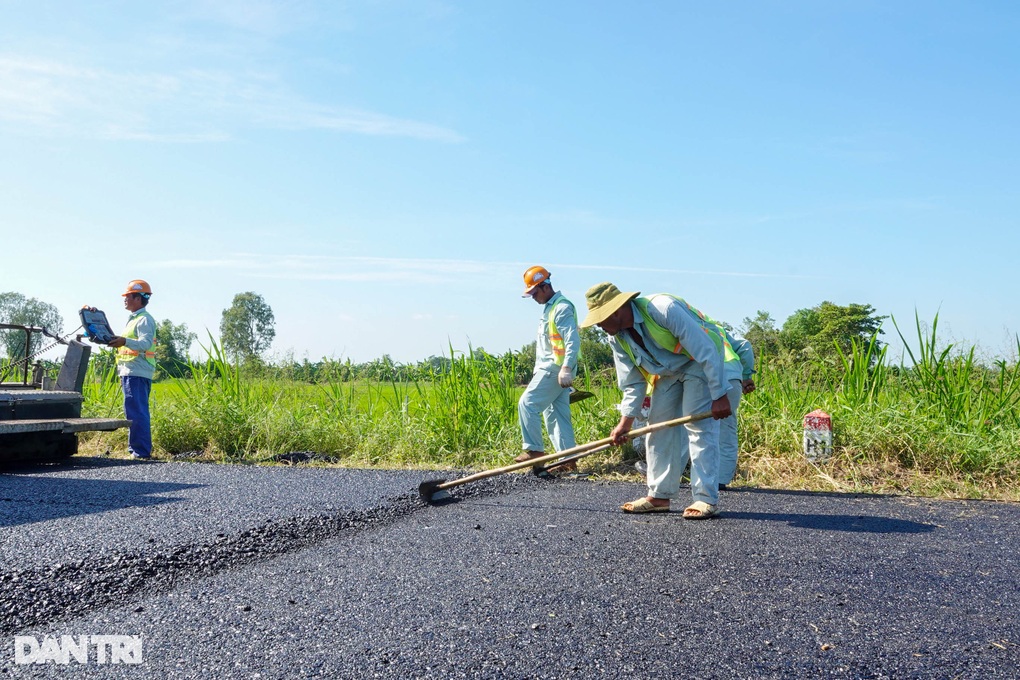 Công nhân hối hả nâng cấp tuyến đường 6.300 tỷ đồng ở miền Tây - 3 Công nhân hối hả nâng cấp tuyến đường 6.300 tỷ đồng ở miền Tây - 3