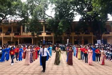 Thầy cô giáo trường THPT Phong Châu nhảy đồng diễn kỷ niệm 20/11