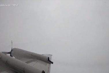 Ngoạn mục cảnh quay máy bay vượt qua tâm bão dữ