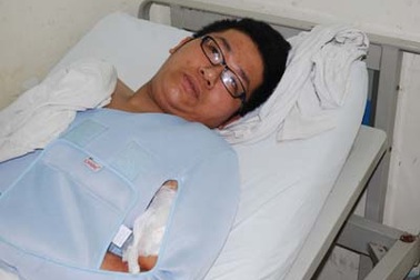 Học sinh lớp 11 bị truy sát nhầm trước cổng trường