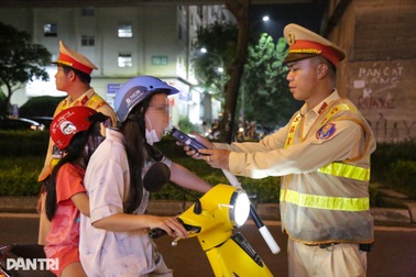 Cảnh sát giao thông xử lý 19 nữ tài xế vi phạm nồng độ cồn