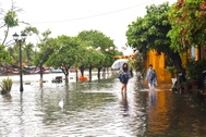 Người dân phố cổ Hội An ngỡ ngàng khi phải dọn nước lụt giữa mùa hè