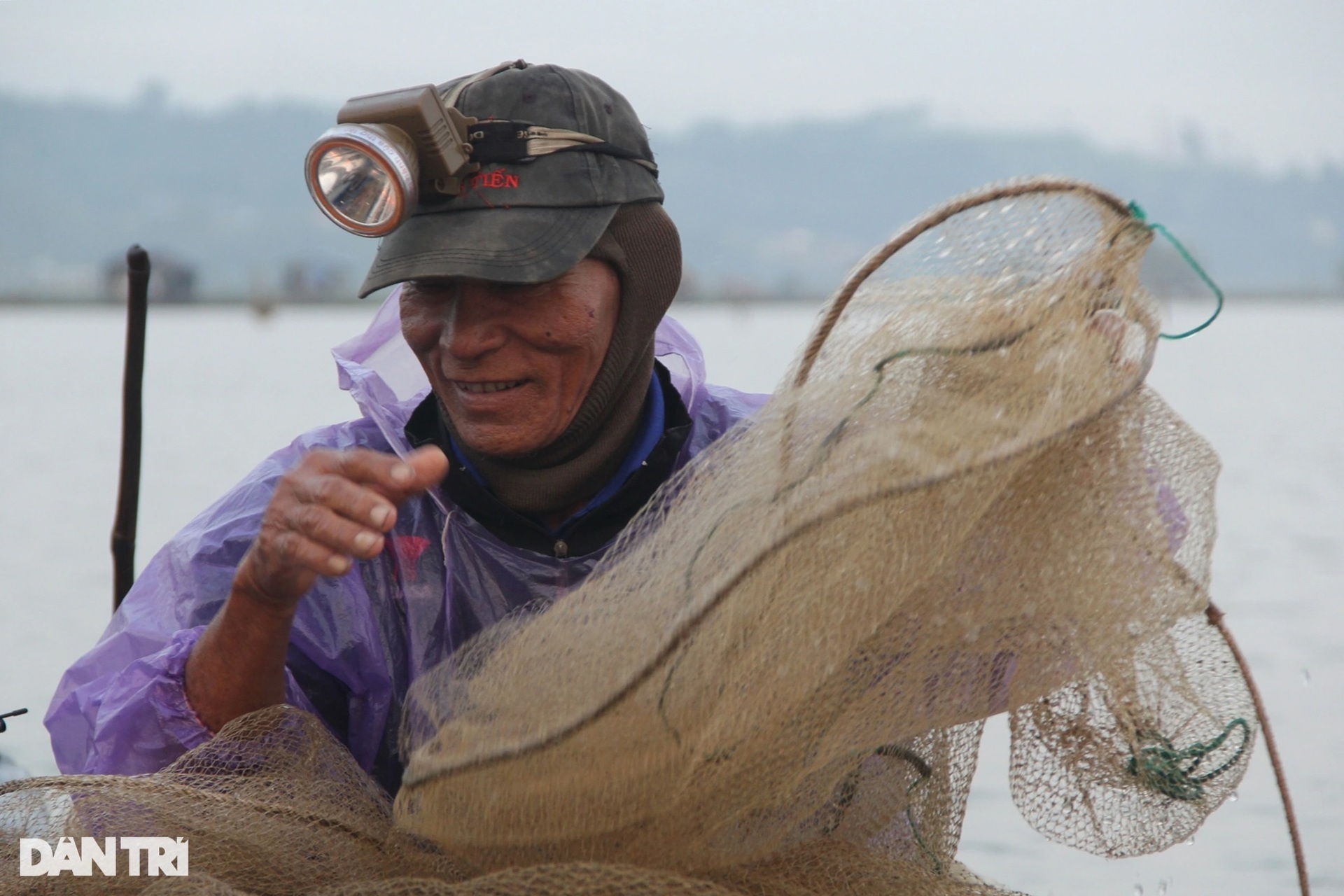 Sau lũ, dân chong đèn săn tôm đất, kiếm nửa triệu đồng ngày giáp Tết - 7 Sau lũ, dân chong đèn săn tôm đất, kiếm nửa triệu đồng ngày giáp Tết - 7
