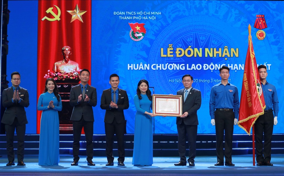 Tuyển thủ Hùng Dũng được trao giải Gương mặt trẻ Thủ đô tiêu biểu 2020 - 2 Tuyển thủ Hùng Dũng được trao giải Gương mặt trẻ Thủ đô tiêu biểu 2020 - 2