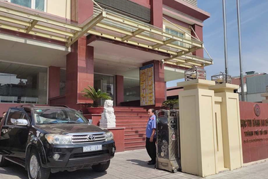 Nữ chấp hành viên nhận 350 triệu đồng của Việt kiều Mỹ