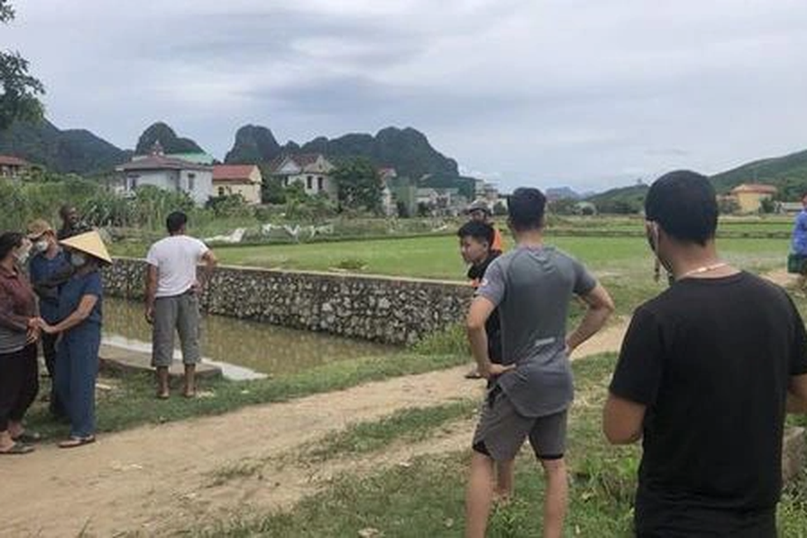 Rơi vào thùng nhựa chứa nước, bé trai 2 tuổi suýt mất mạng - 2 Rơi vào thùng nhựa chứa nước, bé trai 2 tuổi suýt mất mạng - 2