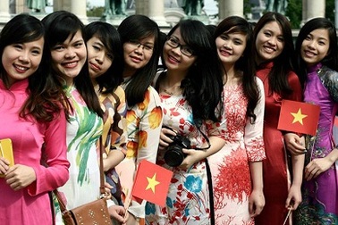 Áo dài Việt tung bay trên quảng trường Anh hùng ở Budapest