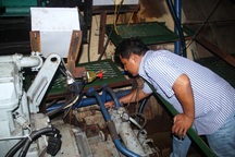 Tàu cá vỏ thép không thể chạy đến nơi sửa chữa vì lại hỏng máy