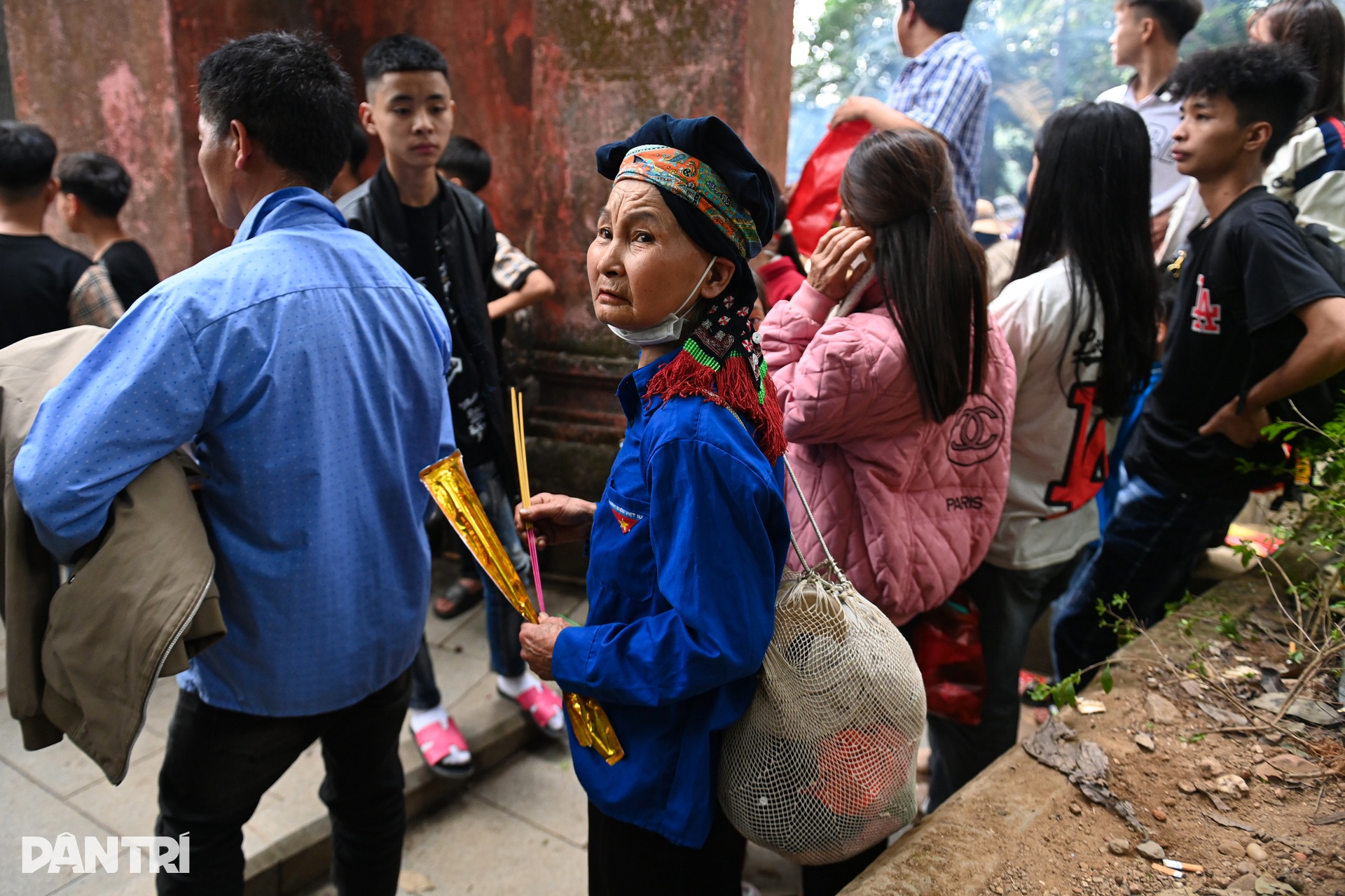 Biển người đổ về Đền Hùng, chen chân lên núi Nghĩa Lĩnh dâng hương - 10 Biển người đổ về Đền Hùng, chen chân lên núi Nghĩa Lĩnh dâng hương - 10