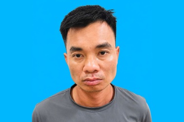 Khởi tố người đàn ông giật dây chuyền của phụ nữ đang chở con