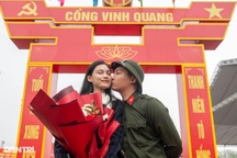 Thiếu nữ Hà Nội tiễn bạn trai nhập ngũ cùng lời nhắn "em sẽ đợi anh về"