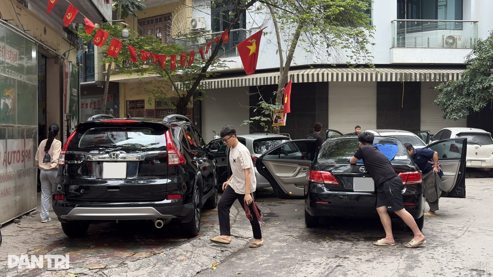 Tiệm rửa xe tăng giá gấp 3 trong ngày cận Tết vẫn tấp nập khách - 3