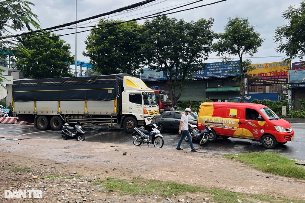 5 xe tông liên hoàn trước chợ đầu mối ở TPHCM, 2 người tử vong - 1 5 xe tông liên hoàn trước chợ đầu mối ở TPHCM, 2 người tử vong - 1