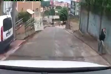 Tai nạn do xe chở nặng mất đà khi đang leo dốc