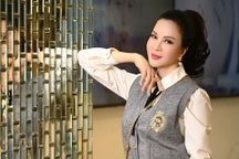 "Mỹ nhân ảnh lịch" Thanh Mai diện cây đồ hiệu, đeo nhẫn kim cương "khủng"