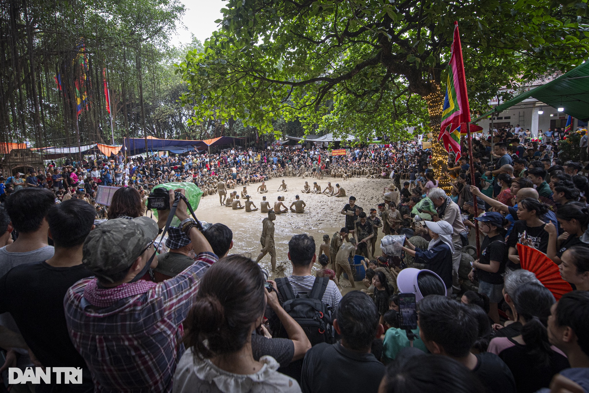 Hàng nghìn người lấm lem bùn đất hào hứng cổ vũ hội vật cầu ở Bắc Giang - 1