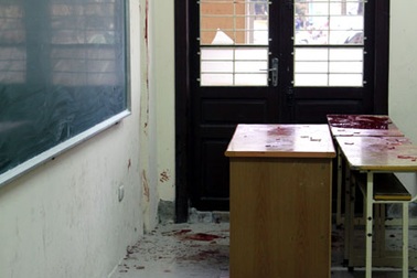 Hoảng loạn vì người đàn ông lạ mặt tự rạch bụng trên giảng đường