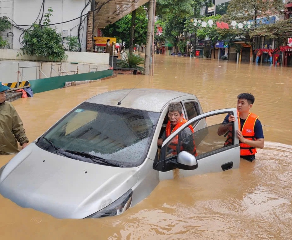 Ô tô bị lũ cuốn ở Cao Bằng, chiến sĩ công an hành động dứt khoát cứu tài xế - 2