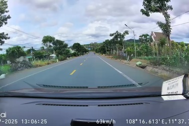 Hai xe khách nối đuôi nhau lấn làn, vượt ẩu trên quốc lộ