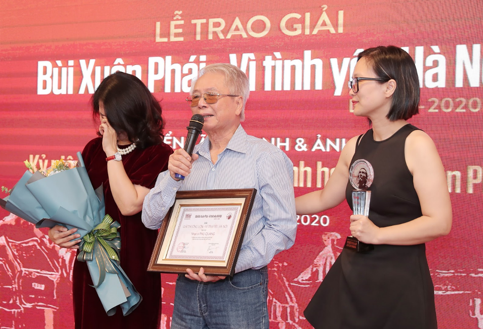 Vợ nhạc sĩ Phú Quang bật khóc khi thay chồng nhận “Giải thưởng Lớn - 2 Vợ nhạc sĩ Phú Quang bật khóc khi thay chồng nhận “Giải thưởng Lớn - 2