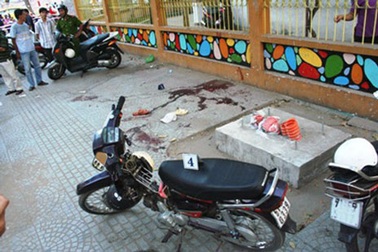 Tranh giành khách, xe ôm đâm chết đối thủ