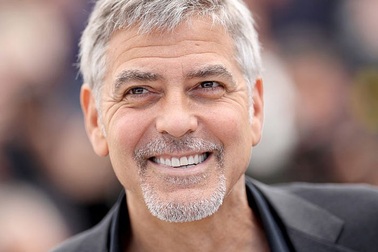 14 người bạn được George Clooney tặng 1 triệu USD/người gồm những ai?
